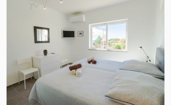 Schlafzimmer mit Meerblick, Klimaanlage und TV / Bedroom with sea view, Aircon and TV